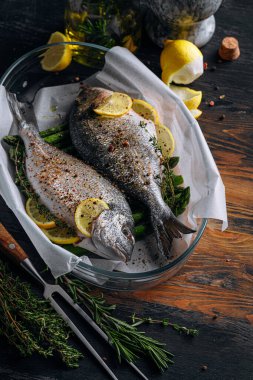 Dorado 'dan iki kişilik lezzetli bir akşam yemeği konsepti. Çiğ Dorado balığı, kuşkonmaz ve baharatlı limon.