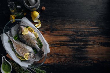 Dorado 'dan iki kişilik lezzetli bir akşam yemeği konsepti. Çiğ Dorado balığı, kuşkonmaz ve baharatlı limon.