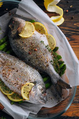 Dorado 'dan iki kişilik lezzetli bir akşam yemeği konsepti. Çiğ Dorado balığı, kuşkonmaz ve baharatlı limon.