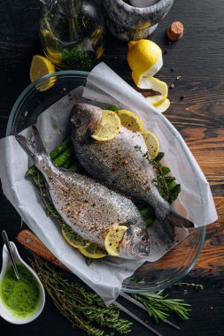 Dorado 'dan iki kişilik lezzetli bir akşam yemeği konsepti. Çiğ Dorado balığı, kuşkonmaz ve baharatlı limon.