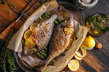 Dorado 'dan iki kişilik lezzetli bir akşam yemeği konsepti. Kuşkonmaz ve baharatlı limonlu fırında dorado balığı.