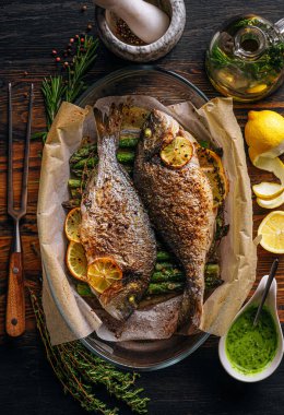 Dorado 'dan iki kişilik lezzetli bir akşam yemeği konsepti. Kuşkonmaz ve baharatlı limonlu fırında dorado balığı.