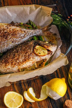 Dorado 'dan iki kişilik lezzetli bir akşam yemeği konsepti. Kuşkonmaz ve baharatlı limonlu fırında dorado balığı.