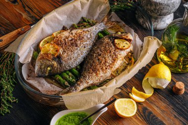 Dorado 'dan iki kişilik lezzetli bir akşam yemeği konsepti. Kuşkonmaz ve baharatlı limonlu fırında dorado balığı.