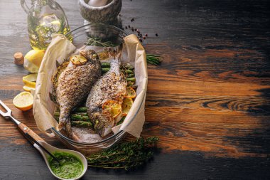 Dorado 'dan iki kişilik lezzetli bir akşam yemeği konsepti. Kuşkonmaz ve baharatlı limonlu fırında dorado balığı.