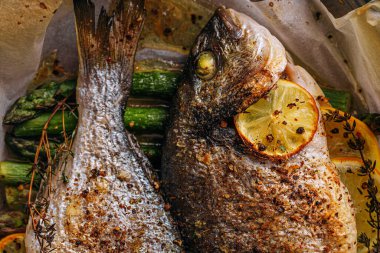 Dorado 'dan iki kişilik lezzetli bir akşam yemeği konsepti. Kuşkonmaz ve baharatlı limonlu fırında dorado balığı.