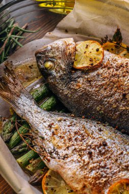 Dorado 'dan iki kişilik lezzetli bir akşam yemeği konsepti. Kuşkonmaz ve baharatlı limonlu fırında dorado balığı.