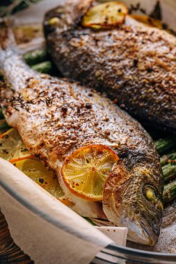 Dorado 'dan iki kişilik lezzetli bir akşam yemeği konsepti. Kuşkonmaz ve baharatlı limonlu fırında dorado balığı.