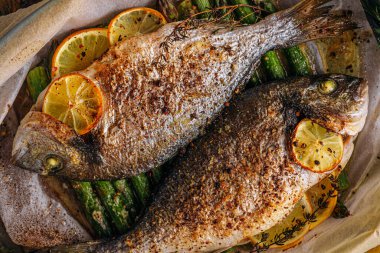 Dorado 'dan iki kişilik lezzetli bir akşam yemeği konsepti. Kuşkonmaz ve baharatlı limonlu fırında dorado balığı.