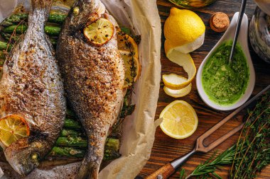 Dorado 'dan iki kişilik lezzetli bir akşam yemeği konsepti. Kuşkonmaz ve baharatlı limonlu fırında dorado balığı.