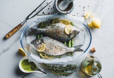 Limonlu ve kuşkonmazlı iki dorado balığı. İki kişilik lezzetli ve sağlıklı bir akşam yemeği konsepti.