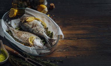 Limonlu ve kuşkonmazlı iki dorado balığı. İki kişilik lezzetli ve sağlıklı bir akşam yemeği konsepti.