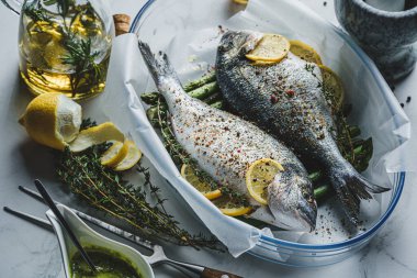 Limonlu ve kuşkonmazlı iki dorado balığı. İki kişilik lezzetli ve sağlıklı bir akşam yemeği konsepti.