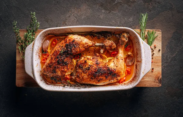 Kızarmış hindi budu, baharat ve tuzla ovulmuş, portakallar, limonlar, sarımsak, biberiye, kekik ve zeytinyağı ile pişirilmiş. İki kişilik sağlıklı ve lezzetli bir akşam yemeği konsepti.