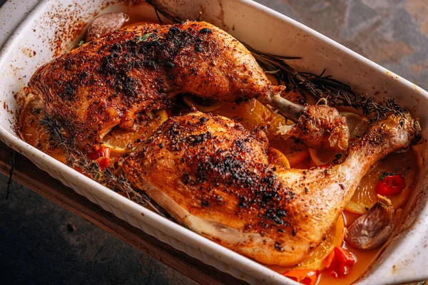 Kızarmış hindi budu, baharat ve tuzla ovulmuş, portakallar, limonlar, sarımsak, biberiye, kekik ve zeytinyağı ile pişirilmiş. İki kişilik sağlıklı ve lezzetli bir akşam yemeği konsepti.