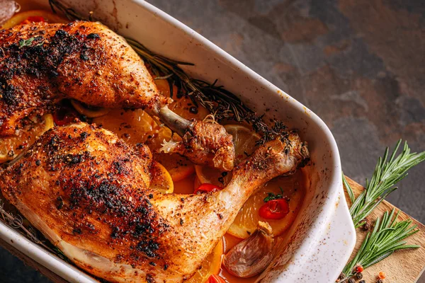 Kızarmış hindi budu, baharat ve tuzla ovulmuş, portakallar, limonlar, sarımsak, biberiye, kekik ve zeytinyağı ile pişirilmiş. İki kişilik sağlıklı ve lezzetli bir akşam yemeği konsepti.