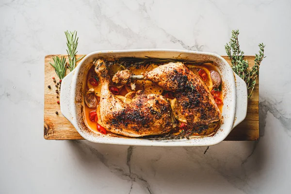 lezzetli ve iştah açıcı portakallı kızarmış ördek.