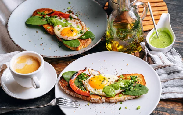 Sıcak ve yüksek kalorili kahvaltı. Lezzetli ve ağız sulandırıcı bruschetta ve kahvaltıda kızarmış yumurta ve bir fincan aromatik kahve..