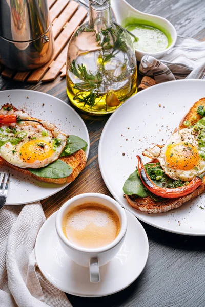Sıcak ve yüksek kalorili kahvaltı. Lezzetli ve ağız sulandırıcı bruschetta ve kahvaltıda kızarmış yumurta ve bir fincan aromatik kahve..