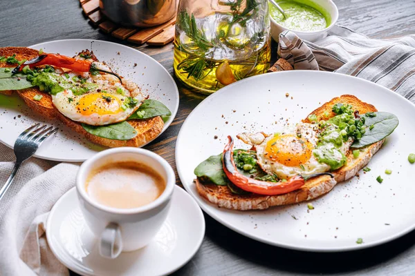 Hartig Calorierijk Ontbijt Heerlijke Heerlijke Bruschetta Met Gebakken Eieren Kruiden — Stockfoto