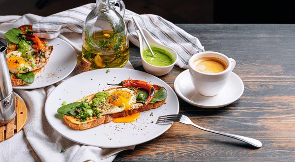 Vydatná Vysoce Kalorická Snídaně Vynikající Ústa Zalévací Bruschetta Smaženými Vejci — Stock fotografie