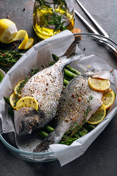 Çiğ Dorado balığı, kuşkonmaz ve baharatlı limon.