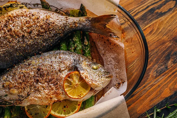 Dorado Dan Iki Kişilik Lezzetli Bir Akşam Yemeği Konsepti Kuşkonmaz — Stok fotoğraf