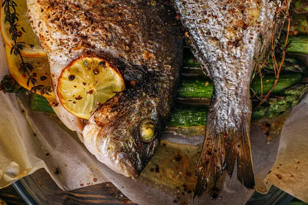 Dorado 'dan iki kişilik lezzetli bir akşam yemeği konsepti. Kuşkonmaz ve baharatlı limonlu fırında dorado balığı.