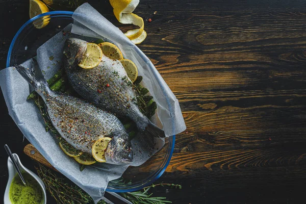 Två Doradofisk Med Citroner Och Sparris Begreppet Läcker Och Hälsosam — Stockfoto