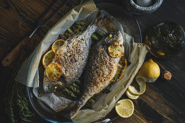 Dua Ikan Dorado Dengan Lemon Dan Asparagus Konsep Makan Malam — Stok Foto