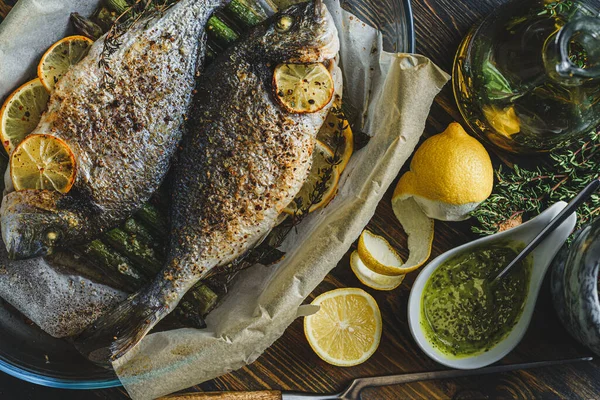 Dua Ikan Dorado Dengan Lemon Dan Asparagus Konsep Makan Malam — Stok Foto