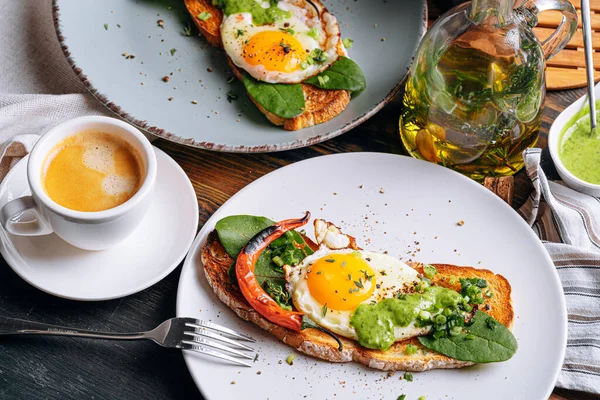 Herzhaftes Und Kalorienreiches Frühstück Köstliche Und Köstliche Bruschetta Mit Spiegeleiern lizenzfreie Stockfotos