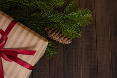 köknar dalları, koniler ve hediye kutusuna sahip arka plan