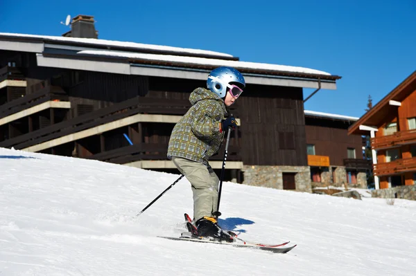 Klein kind skiën op sneeuw helling — Stockfoto