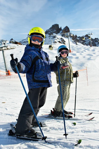 雪山滑雪斜坡上的儿童 — 图库照片