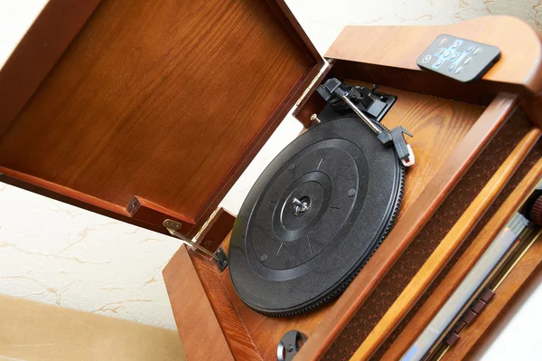 Gamla vinyl trä-skivspelare — Stockfoto