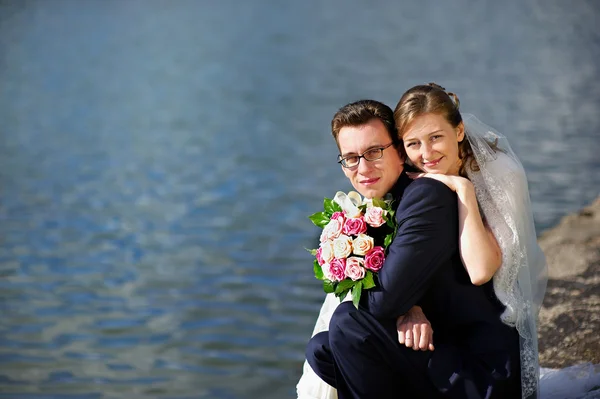 Bruden och brudgummen på bröllop promenad — Stockfoto