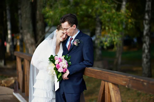 Noiva e noivo em passeio de casamento — Fotografia de Stock