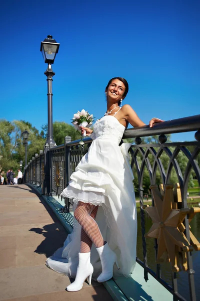 Novia feliz en vestido de novia con ramo — Foto de Stock