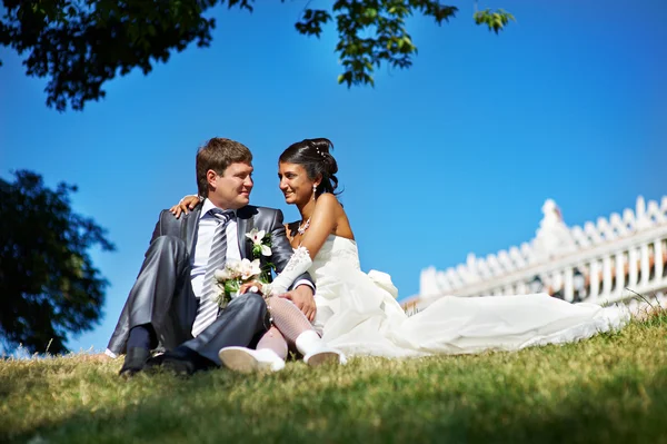 Happy bride and groom in park — Stock Photo, Image
