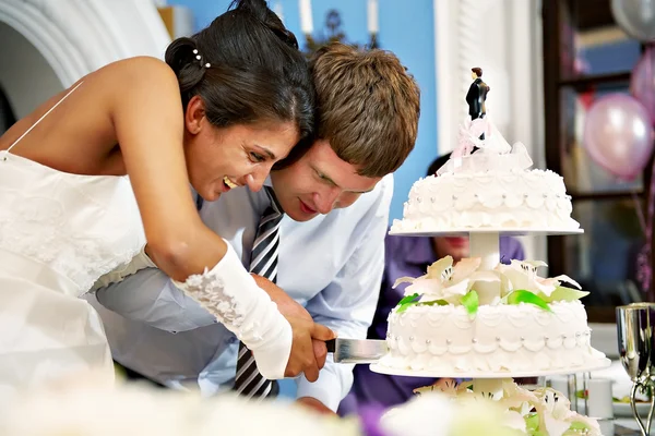 Noiva e noivo cortar o bolo de casamento — Fotografia de Stock