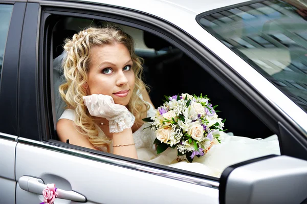 Braut im Hochzeitsauto — Stockfoto