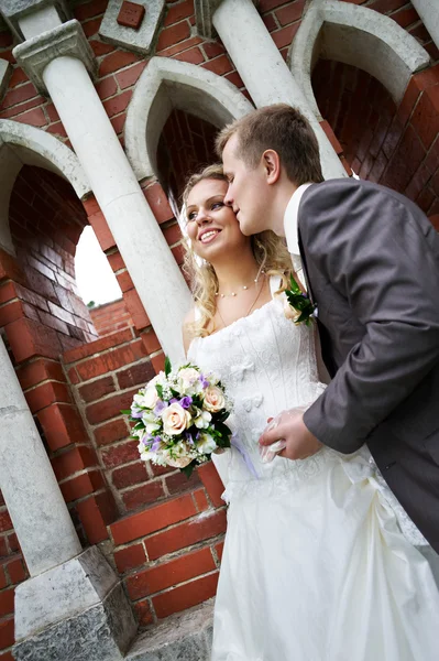 Happy bride and groom in park — Stock Photo, Image