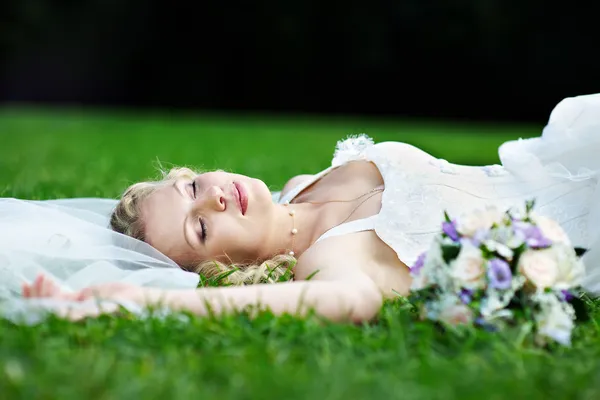 Счастливая невеста на траве — стоковое фото
