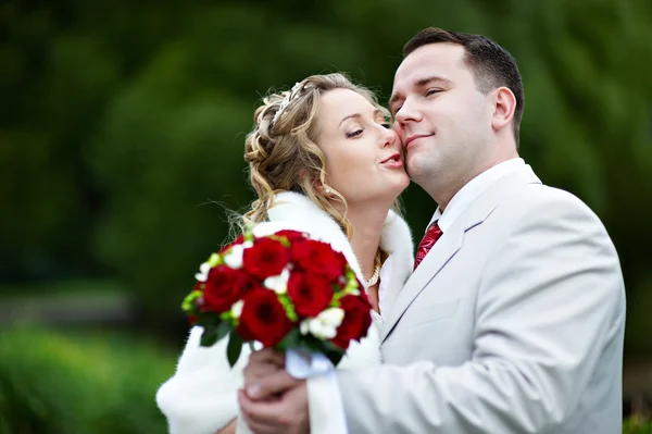 Braut und Bräutigam beim Hochzeitsspaziergang — Stockfoto