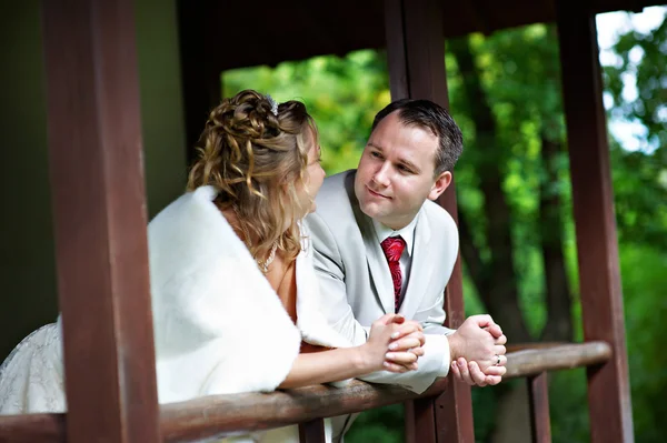 Bride and groom in house of japan style — Stock Photo, Image