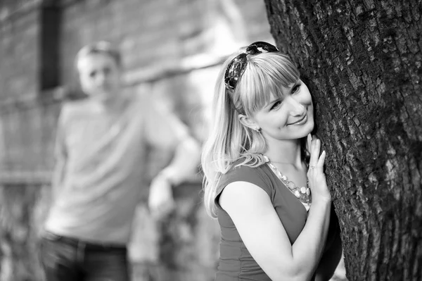 Happy woman near tree and her boyfrend — Stock Photo, Image