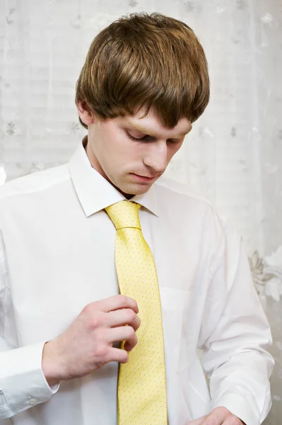 Groom tying tie — Stock Photo, Image