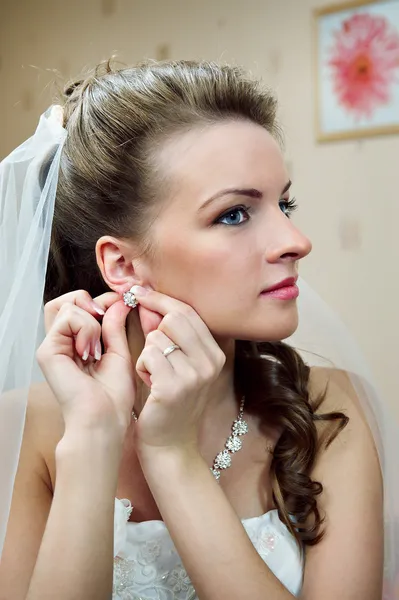 Belles boucles d'oreilles boutons mariée — Photo