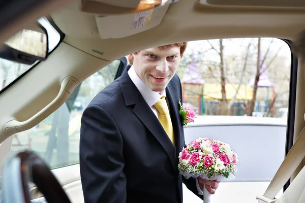 Groom with bouquet of flowers — Stock Photo, Image